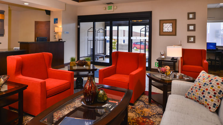 Holiday Inn Express & Suites Pittsburg Lobby