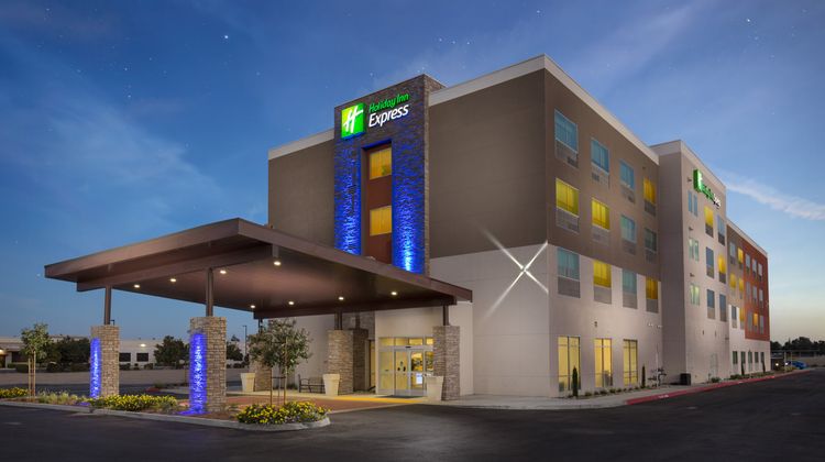 Holiday Inn Express Visalia Exterior