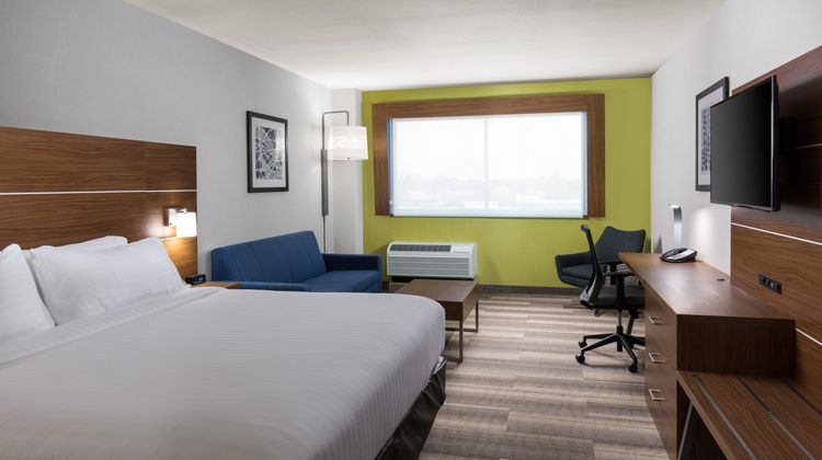Holiday Inn Express Visalia Room