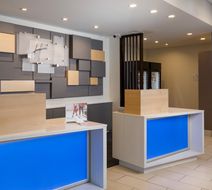 Holiday Inn Express Visalia Lobby