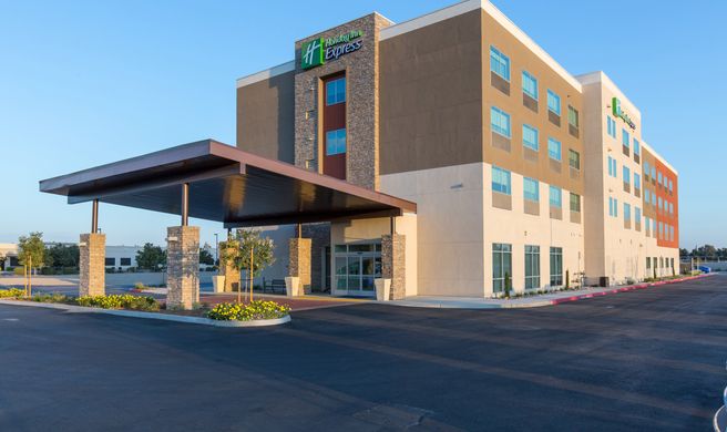 Holiday Inn Express Visalia Exterior