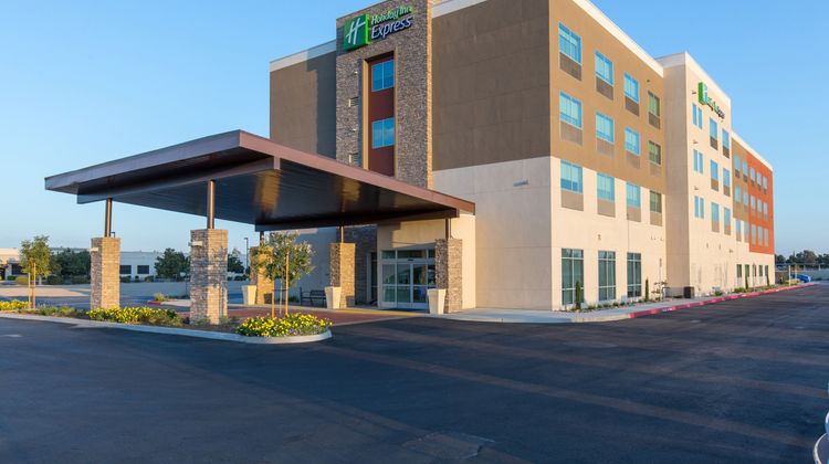 Holiday Inn Express Visalia Exterior