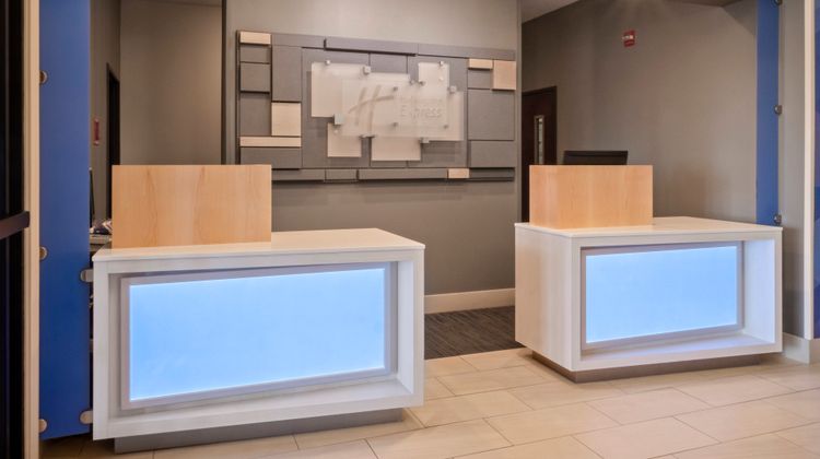 Holiday Inn Express Hotel & Suites Lobby