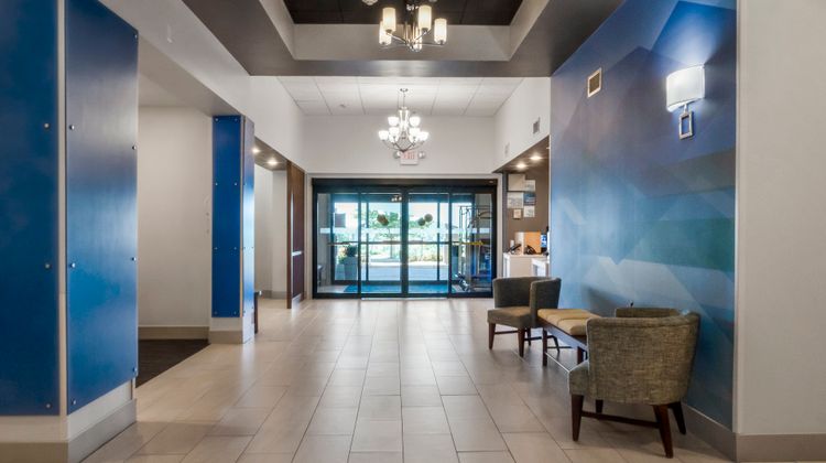 Holiday Inn Express Hotel & Suites Lobby
