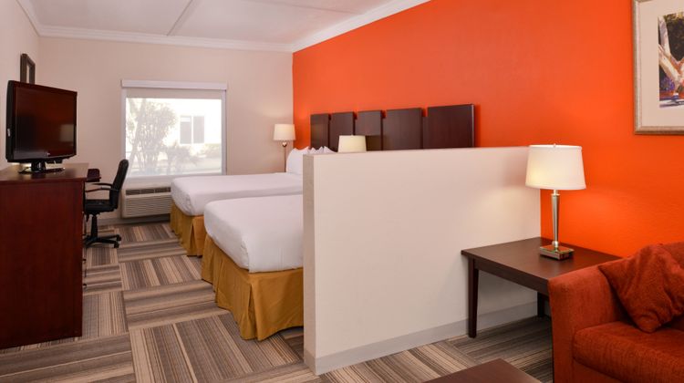 Holiday Inn Express Hotel & Suites Suite