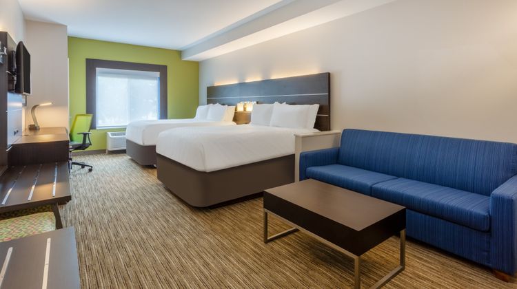 Holiday Inn Express Charlotte Arrowood Suite