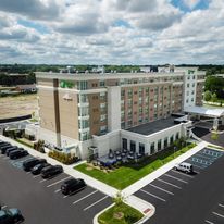 Holiday Inn & Suites Farmington Hills