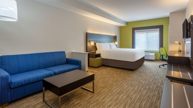 Holiday Inn Express Charlotte Arrowood Suite