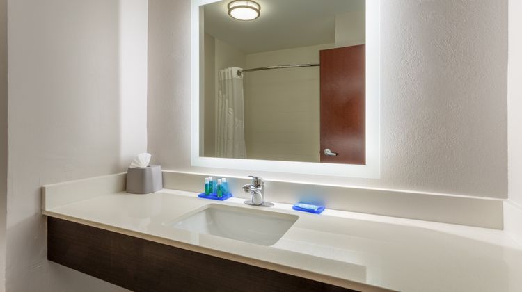 Holiday Inn Express Charlotte Arrowood Room