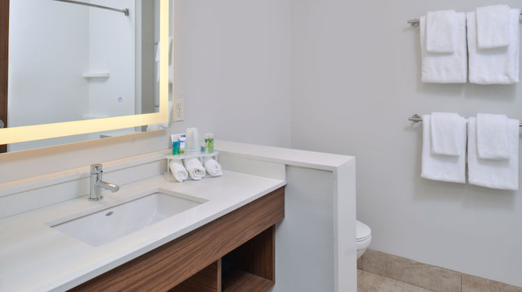 Holiday Inn Express & Suites Farmington Room