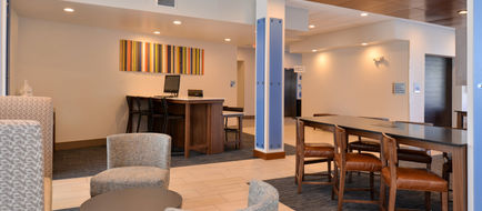 Holiday Inn Express & Suites Farmington Lobby