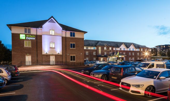 Holiday Inn Express Gatwick Exterior