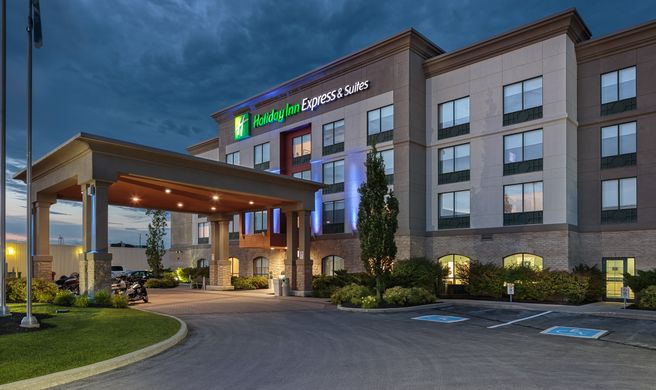 Holiday Inn Express & Suites Belleville Exterior