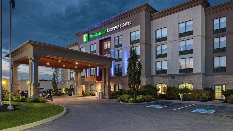 Holiday Inn Express & Suites Belleville Exterior