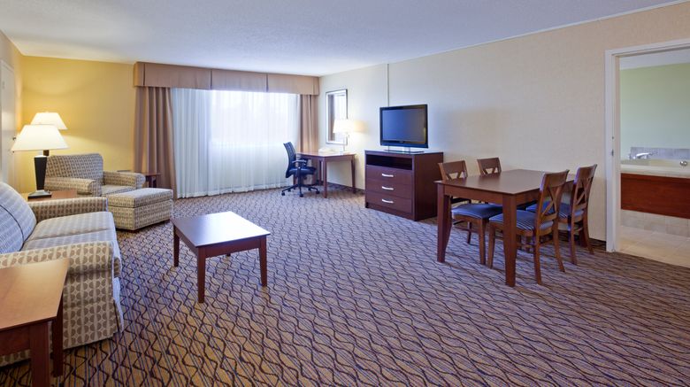 <b>Holiday Inn Bloomington-Arpt I-35W Suite</b>. Images powered by <a href="https://www.leonardoworldwide.com/" title="Leonardo Worldwide" target="_blank">Leonardo</a>.