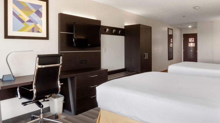 Holiday Inn Express Hotel & Suites Room