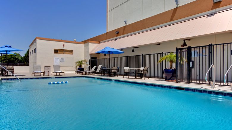 <b>Holiday Inn Los Angeles-LAX Airport Pool</b>. Images powered by <a href="https://www.leonardoworldwide.com/" title="Leonardo Worldwide" target="_blank">Leonardo</a>.