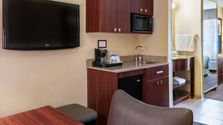 <b>Holiday Inn Express Hotel & Suites Room</b>. Images powered by <a href="https://www.leonardoworldwide.com/" title="Leonardo Worldwide" target="_blank">Leonardo</a>.