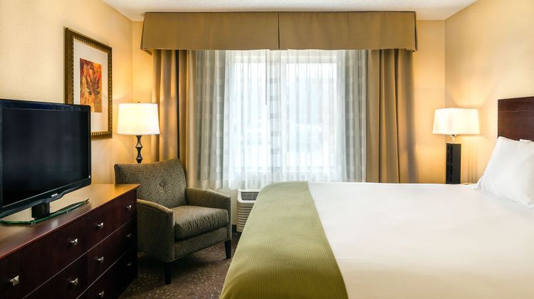 Holiday Inn Express Hotel & Suites Room