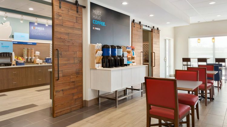 Holiday Inn Express/Suites Cincinnati NE Restaurant