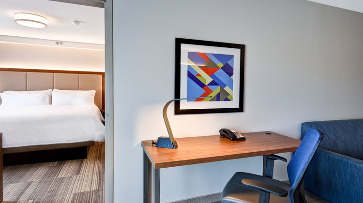 Holiday Inn Express Hotel & Suites Suite
