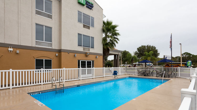 Holiday Inn Express Exterior