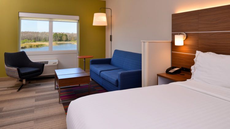 Holiday Inn Express & Suites Trinity Suite