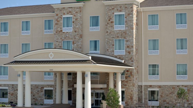 Holiday Inn Express & Suites St. Joseph Exterior