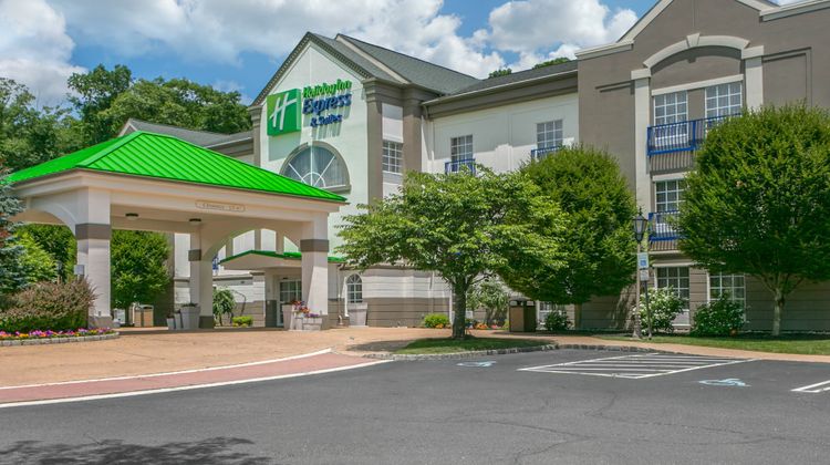Holiday Inn Express Hotel & Suites Exterior