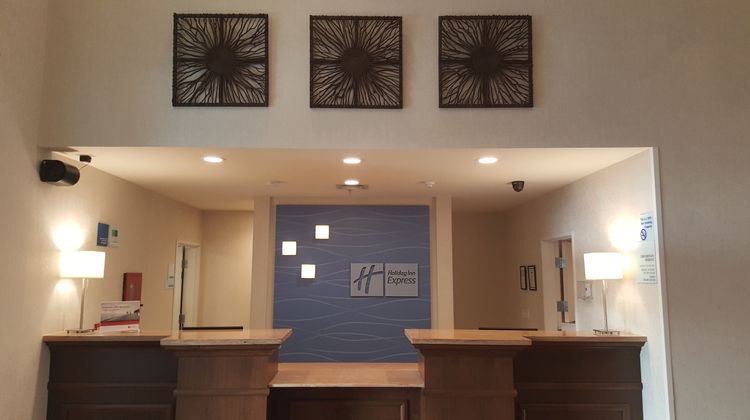 Holiday Inn Express & Stes Springville Lobby