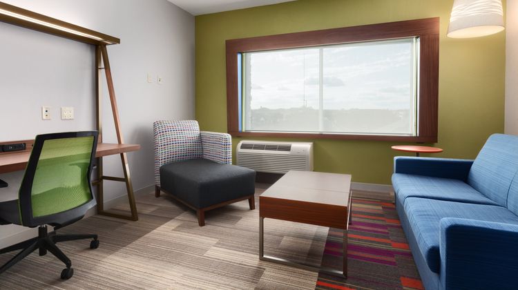 Holiday Inn Express & Suites Edinburg Suite