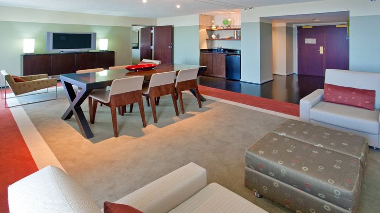 <b>Crowne Plaza Chicago West Loop Room</b>. Images powered by <a href="https://www.leonardoworldwide.com/" title="Leonardo Worldwide" target="_blank">Leonardo</a>.