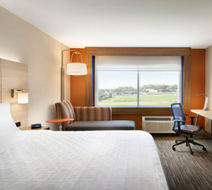 Holiday Inn Express & Suites Downtown Room