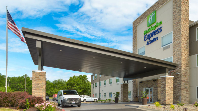 <b>Holiday Inn Express & Stes 120th & Maple Exterior</b>. Images powered by <a href="https://www.leonardoworldwide.com/" title="Leonardo Worldwide" target="_blank">Leonardo</a>.