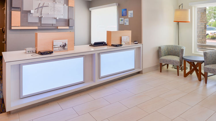 Holiday Inn Express & Stes 120th & Maple Lobby