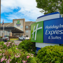 Holiday Inn Express & Stes 120th & Maple
