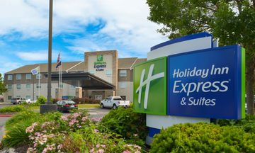 Holiday Inn Express & Stes 120th & Maple