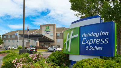 Holiday Inn Express & Stes 120th & Maple