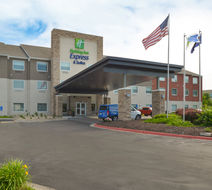 Holiday Inn Express & Stes 120th & Maple Exterior