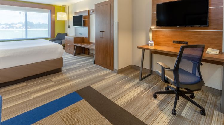 Holiday Inn Express Hotel & Suites Suite