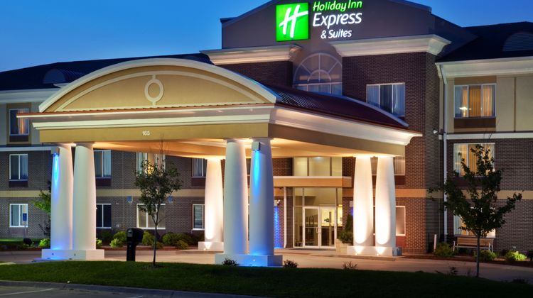 Holiday Inn Express & Suites Altoona Exterior