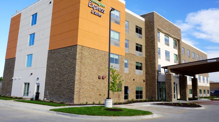 Holiday Inn Express & Stes Millard Area Exterior