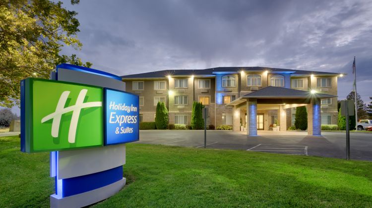 Holiday Inn Express & Suites Exterior