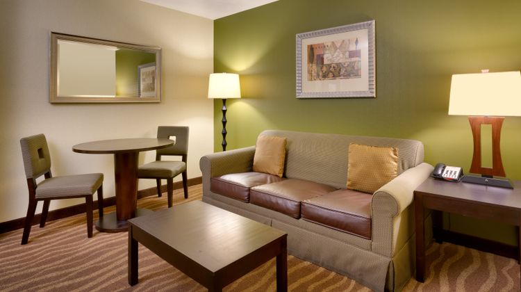Holiday Inn Express & Suites Suite