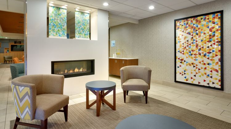 Holiday Inn Express & Suites Lobby