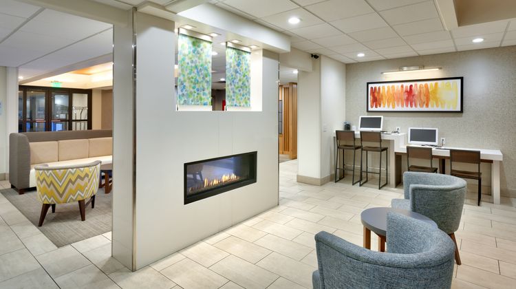 Holiday Inn Express & Suites Lobby