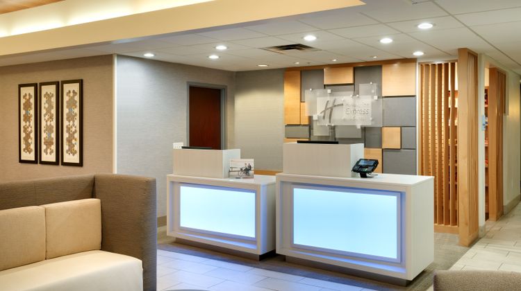 Holiday Inn Express & Suites Lobby