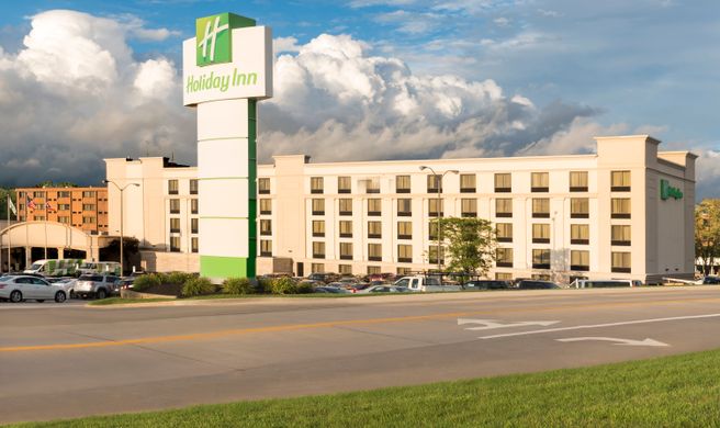 Holiday Inn Cleveland South Exterior