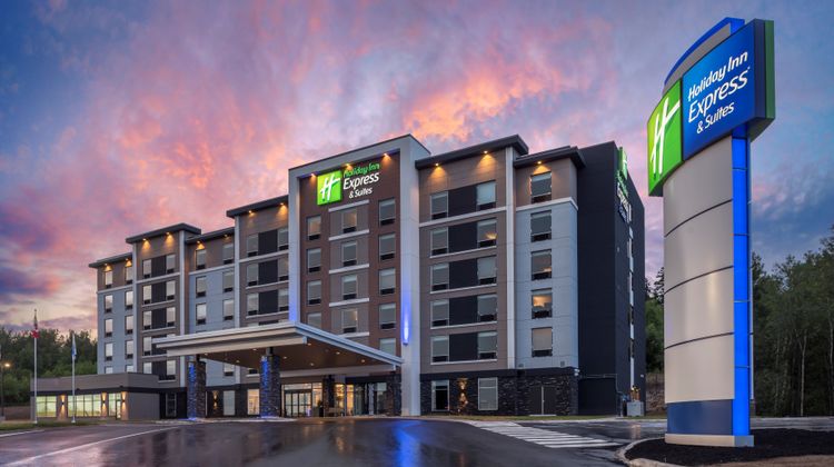 Holiday Inn Express & Suites Moncton Exterior