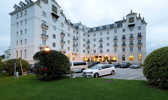 Eurostars Hotel Real Exterior